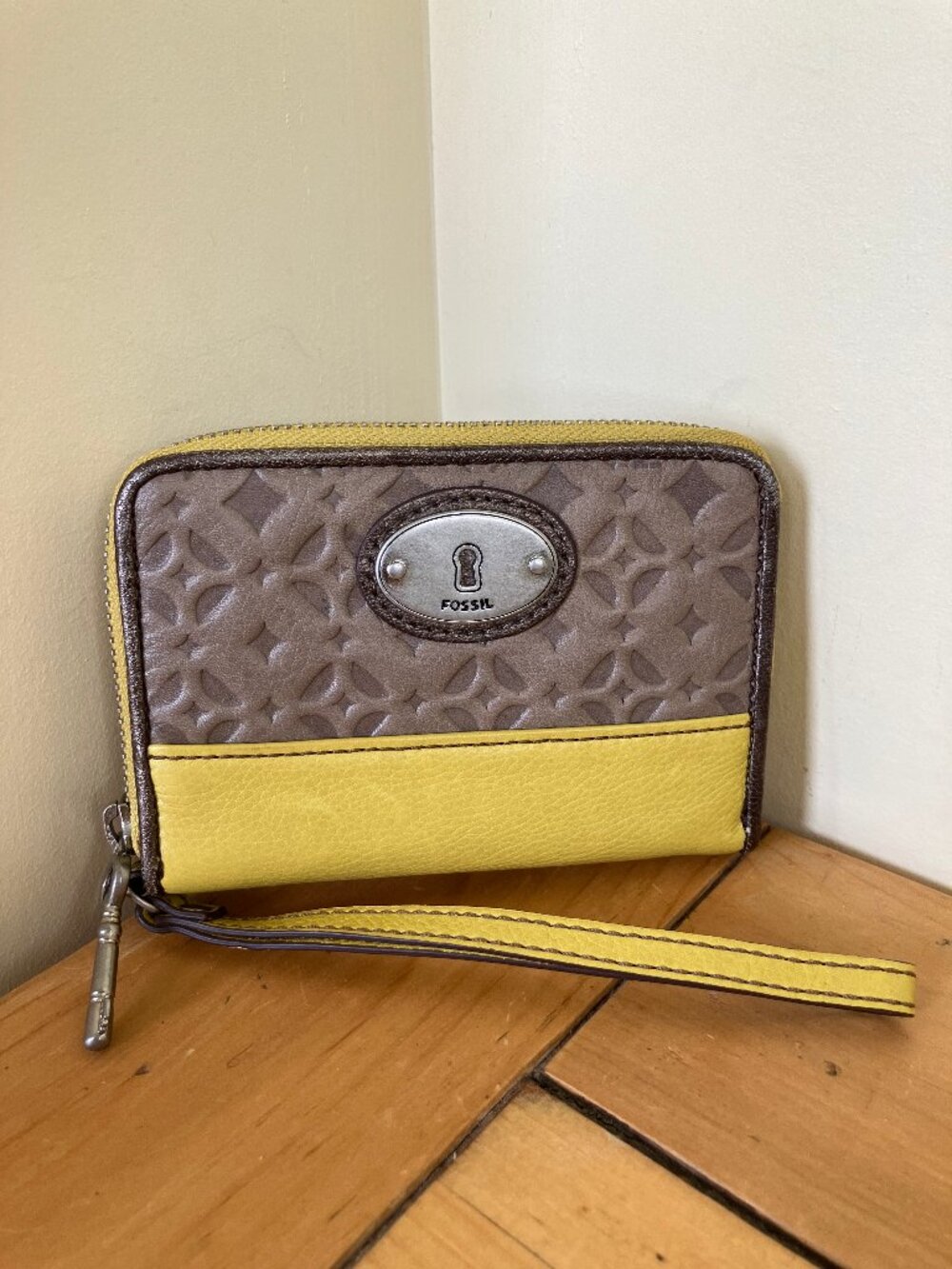 Fossil Embossed Leather Wristlet Wallet Zip-Around Lock & Key Logo Citron/Taupe